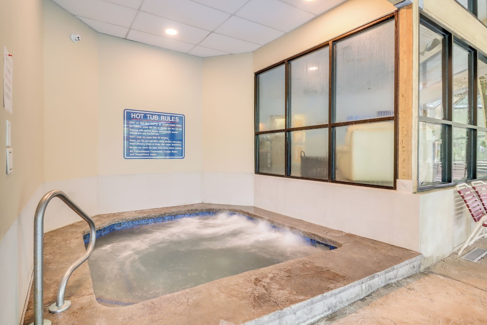 Modern Mountain Escape in Poconos: Walk to Slopes!