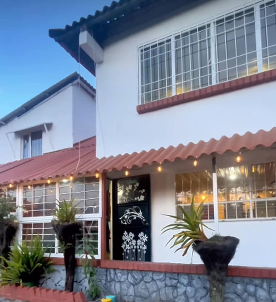 Room-serene Oasis in Pasto Cozy Guest Ro