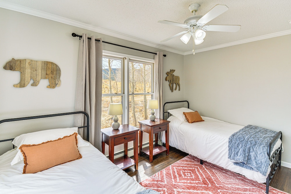 9 Mi to Fairplay Beach: Mountain-view Getaway!