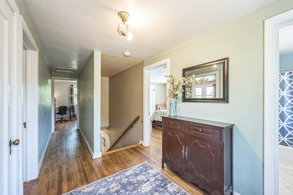 Charming Home Near Unc & Dt Greeley 5 Bedroom Home