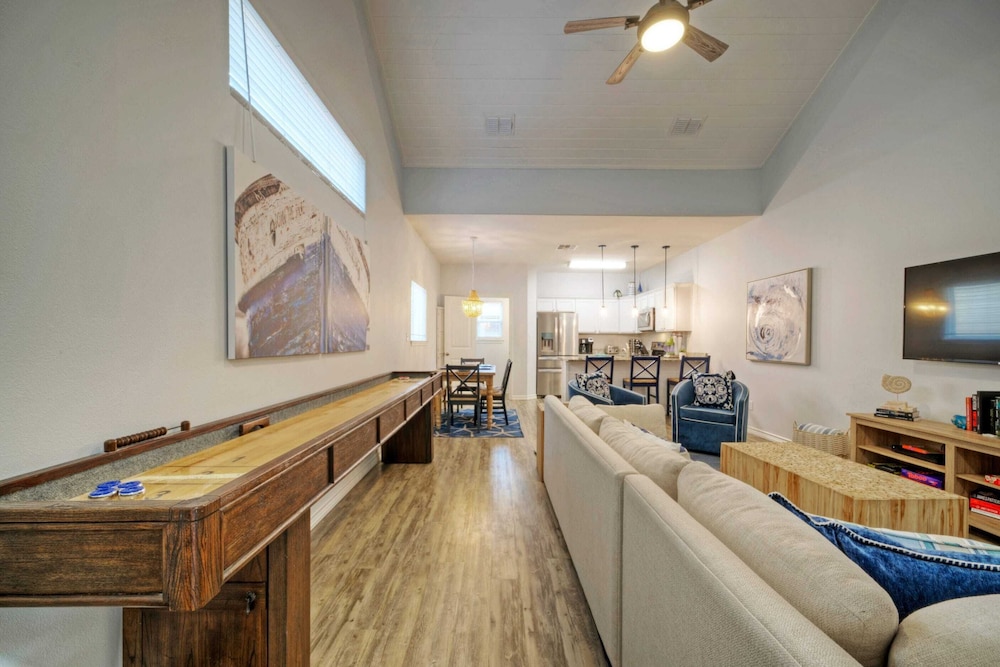 Sleeps 29, 3 Homes Beachside Resort Pool, Walk to the Beach