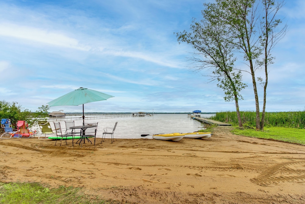 Hot Tub & Game Room: Lakefront Merrifield Retreat!