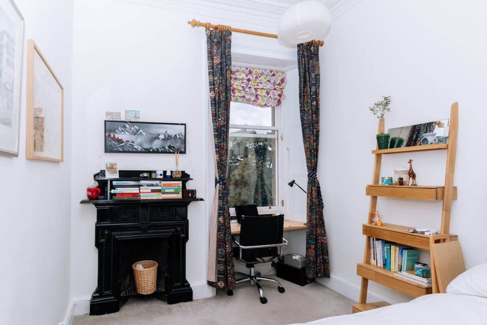 Spacious 3 Bedroom Flat in Edinburgh view 4
