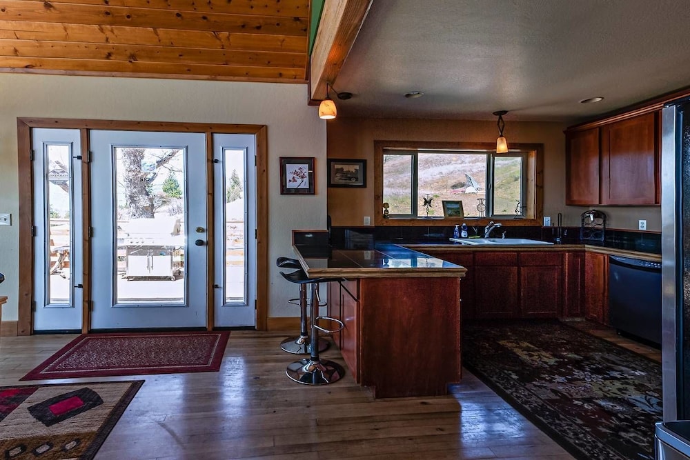 Yreka Vacations - Sunset Chalet - 2600 Sq.ft. Multi-seasonal Retreat - Property Image 4