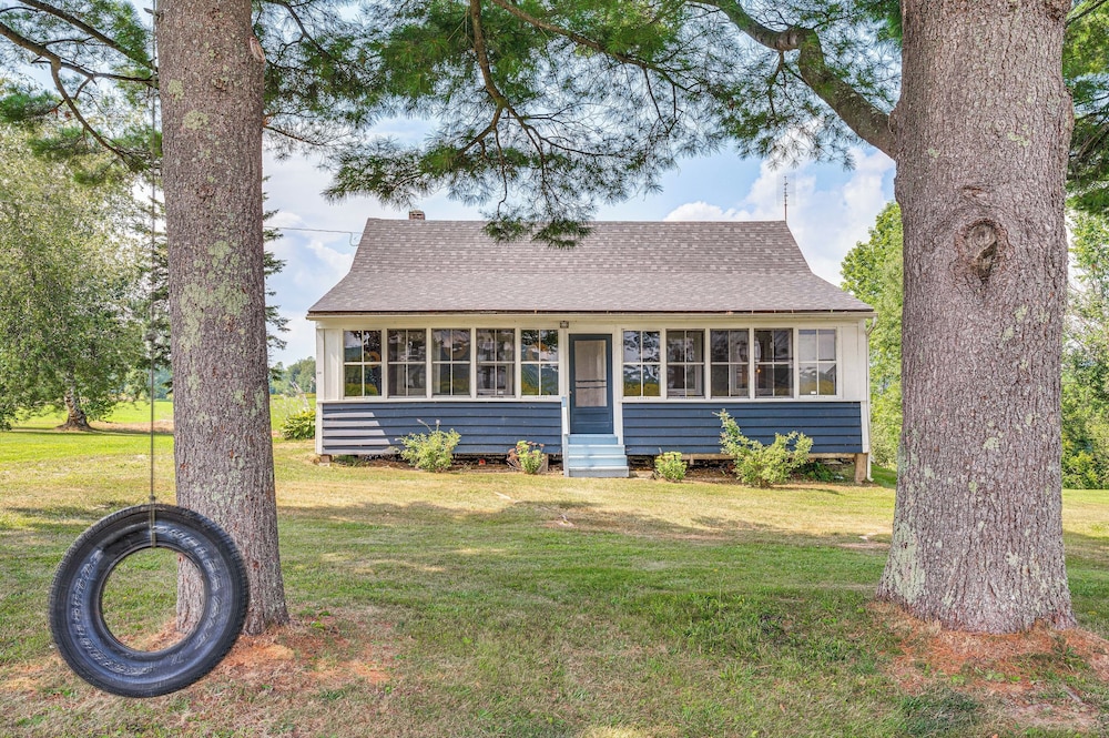 < 1 Mi to Lake: Mtn-view Cabin w/ Porch in Newport