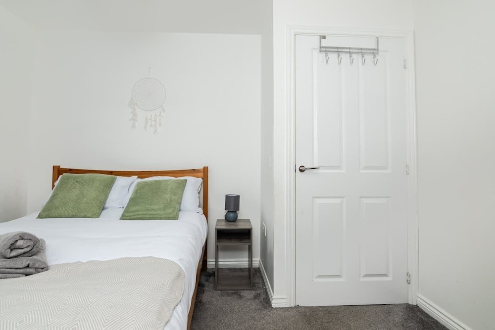 3 Bedroom House-private Parking