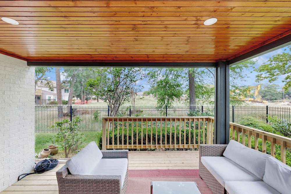 Relaxing Dog-friendly Home w/ Deck & Wifi