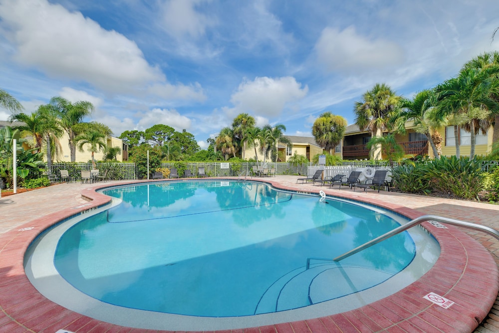 4 Mi to Siesta Key Beach: Condo w/ Pool Access