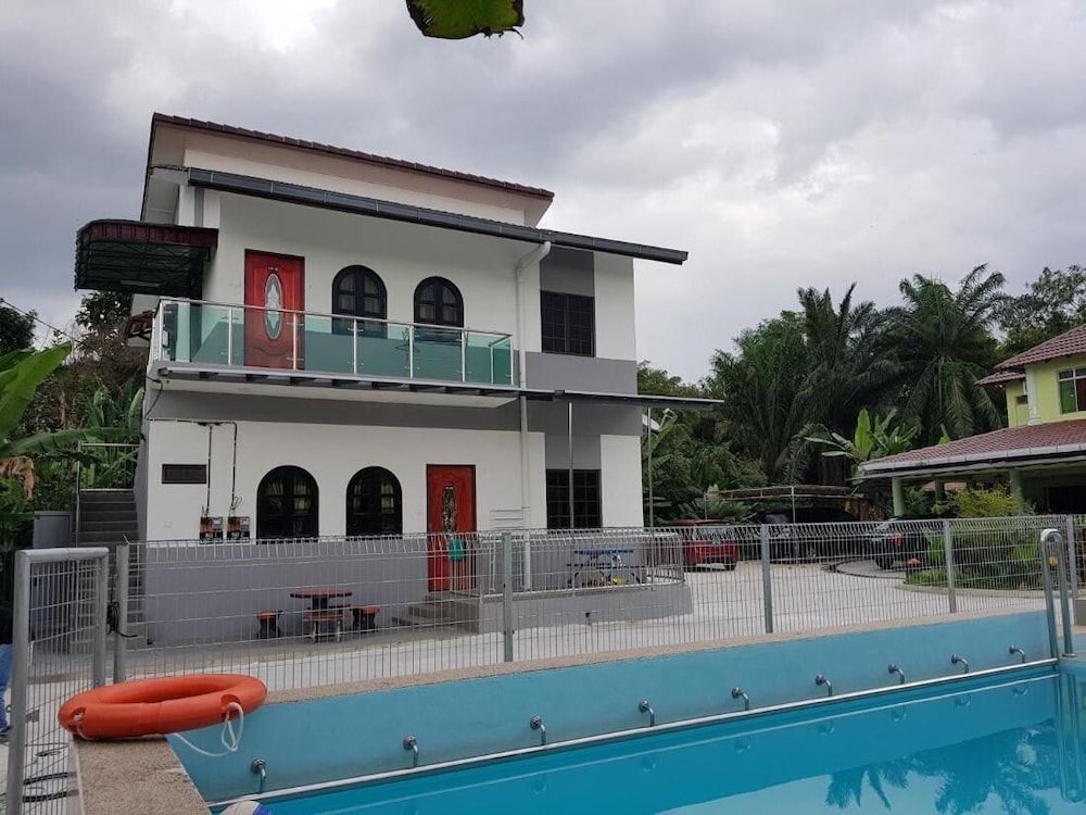 Mri Homestay Sg Buloh - 3 Br House on First Floor With Centralised Pool photo 1