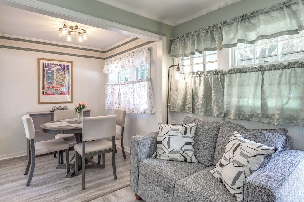 Cozy Cape Cod Cottage < 2 Mi to Beach!