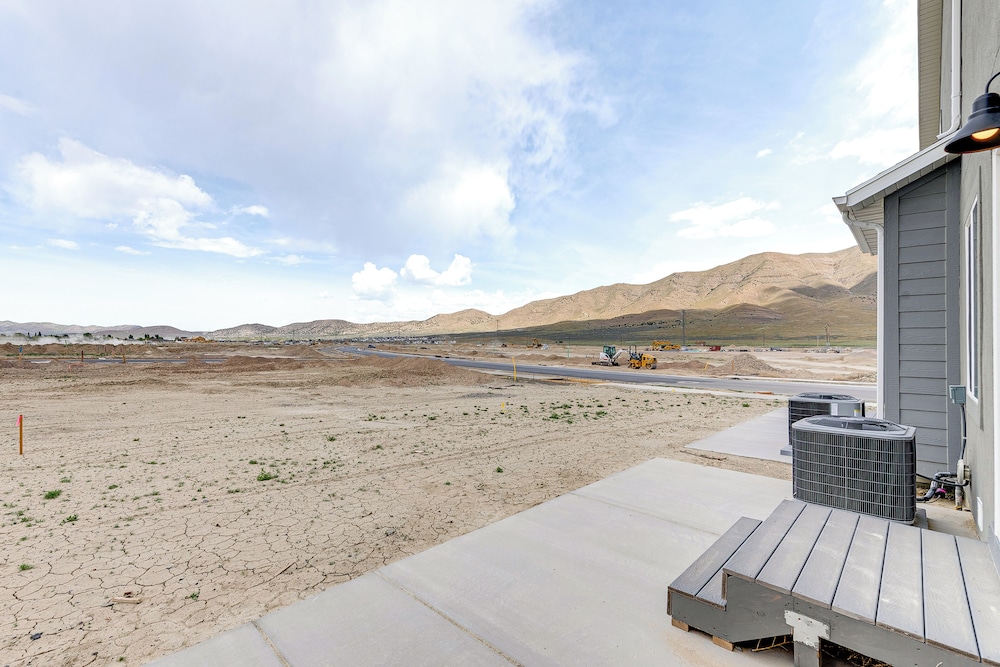 5 Mi to Trails: Townhome in Eagle Mountain