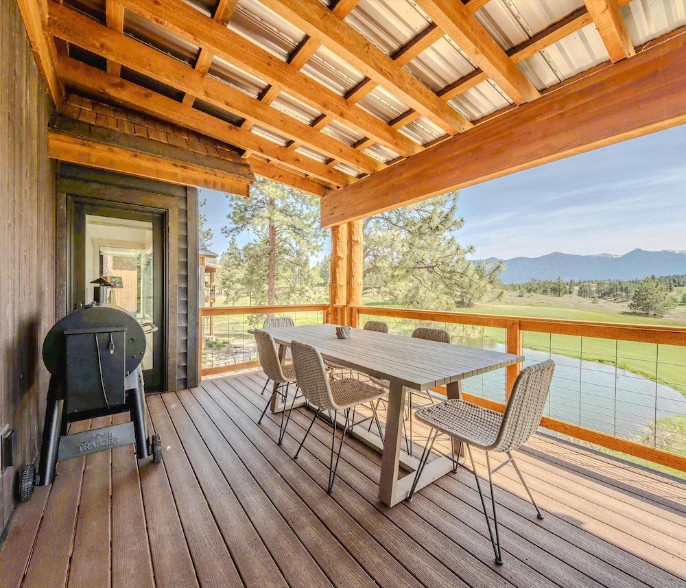 Home on the 10th Hole Home for 8 With Incredible Views & Hot Tub