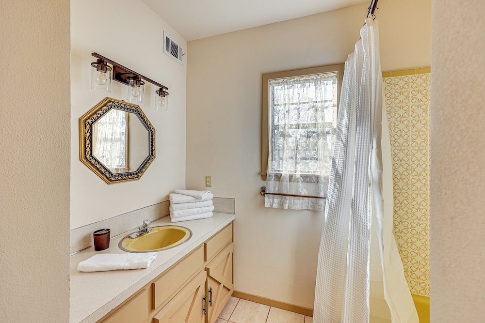 4 Mi to Lake Access: Pet-friendly Home in Bismarck