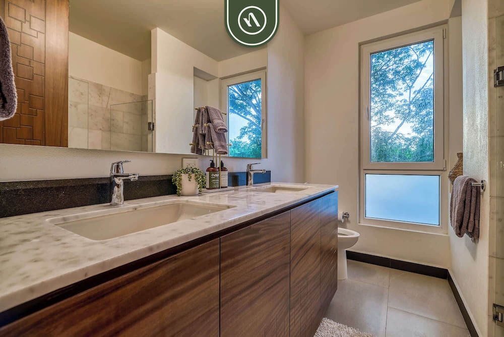Luxury 2 BR Condo Near Golf Courses and Marina