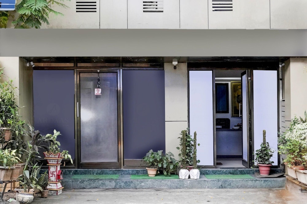 Cozy Deluxe Room Near Juhu Beach Mumbai