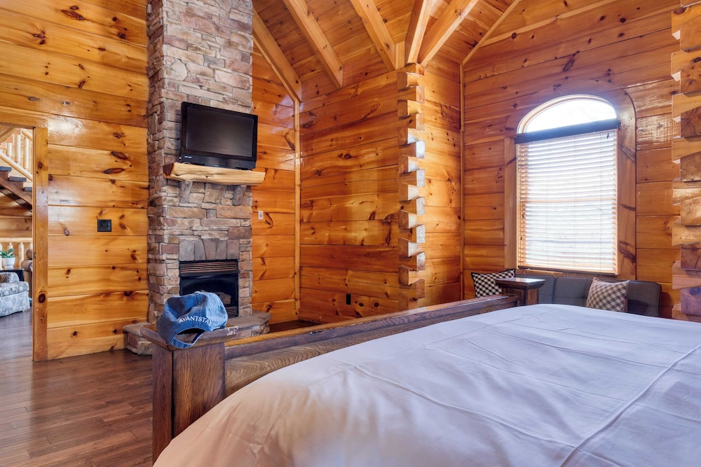 Luxury Cabin Sleeps 19 Game Room, Hot Tub Dollywood Alpine Mountain Lodge
