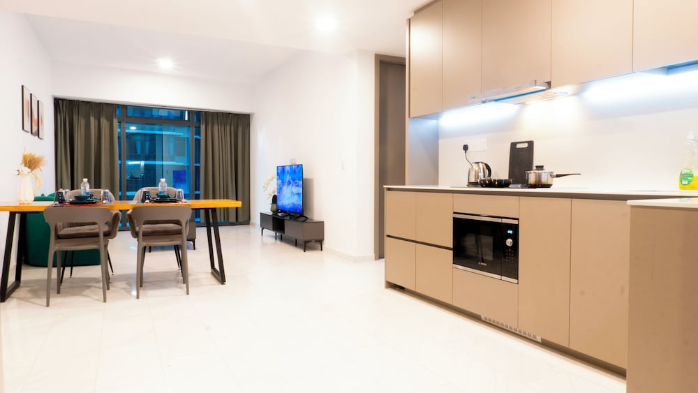 Moonway Luxury Suites At Eaton Residence