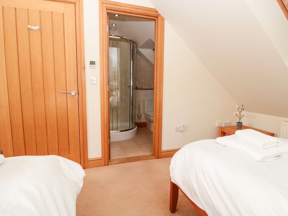 1 Court Cottage, Hillfield Village