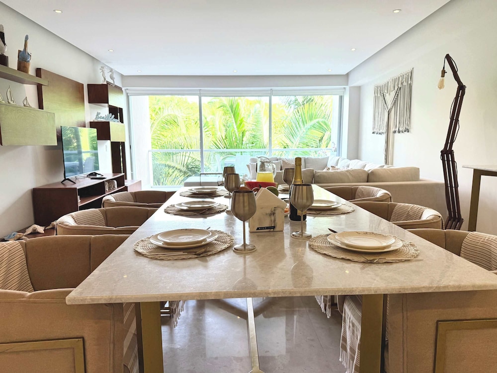 Bolongo: Your Exclusive Oceanfront Escape