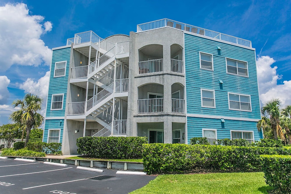 Seaside Haven: Stylish Condo, 3 Pools New Rental