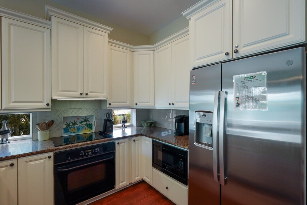 Sunkissed 3 Bedroom Townhouse by RedAwning