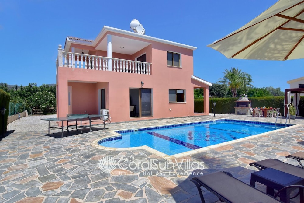 Family Villa Short Walk To Coral Bay Strip 5 Min and Pub, Shops etc