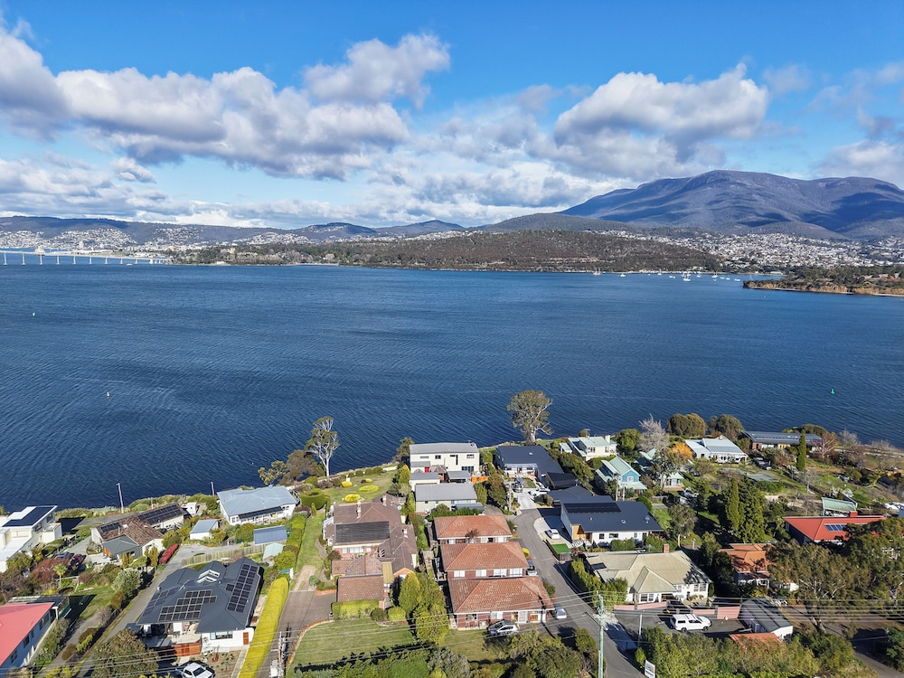 Waterfront Home - Gorgeous Views - 2 Bed
