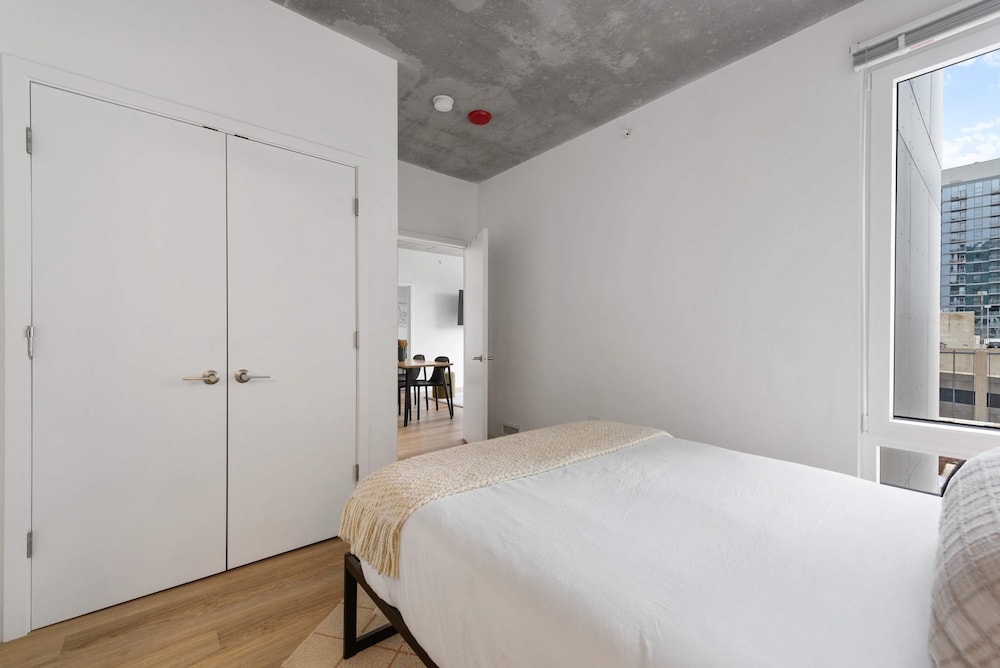 4BR Group Retreat Near Lincoln Park