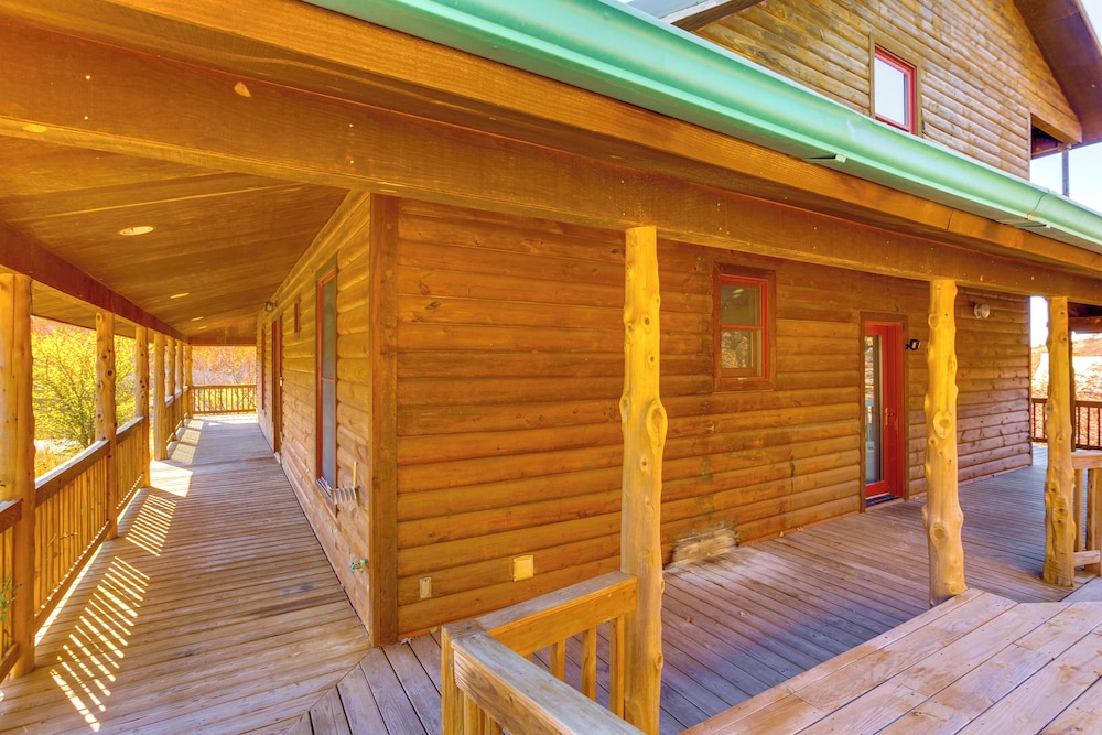 Spacious Cabin w/ Views, Near Lake Lawtonka!