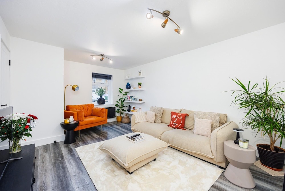 Stylish 3-bed Home in East London Free Parking