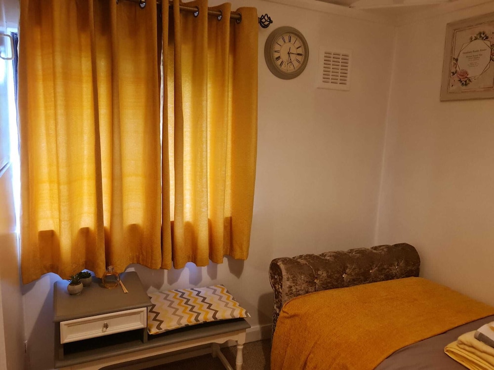 Immaculate 3-bed House in Middleton view 2