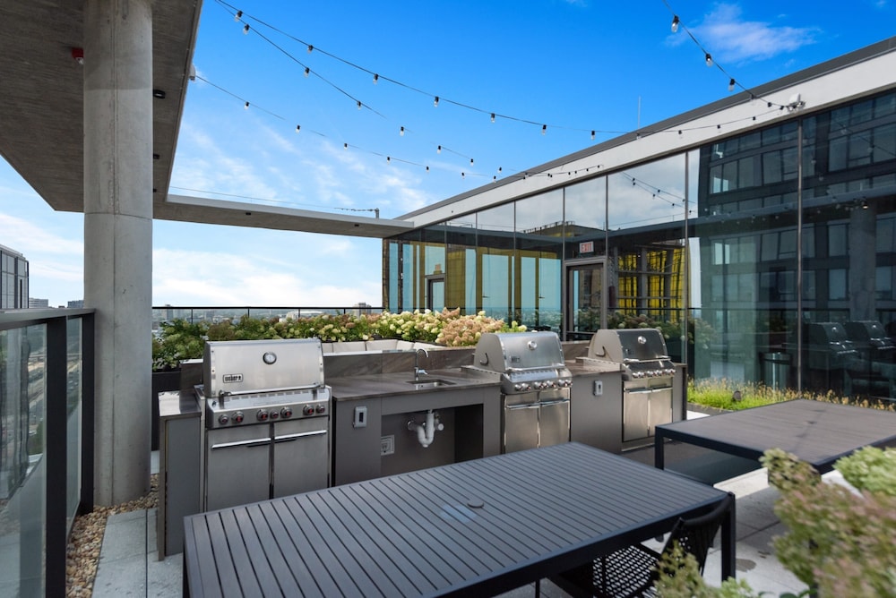 West Loop High-end 2BR Walkable City Views