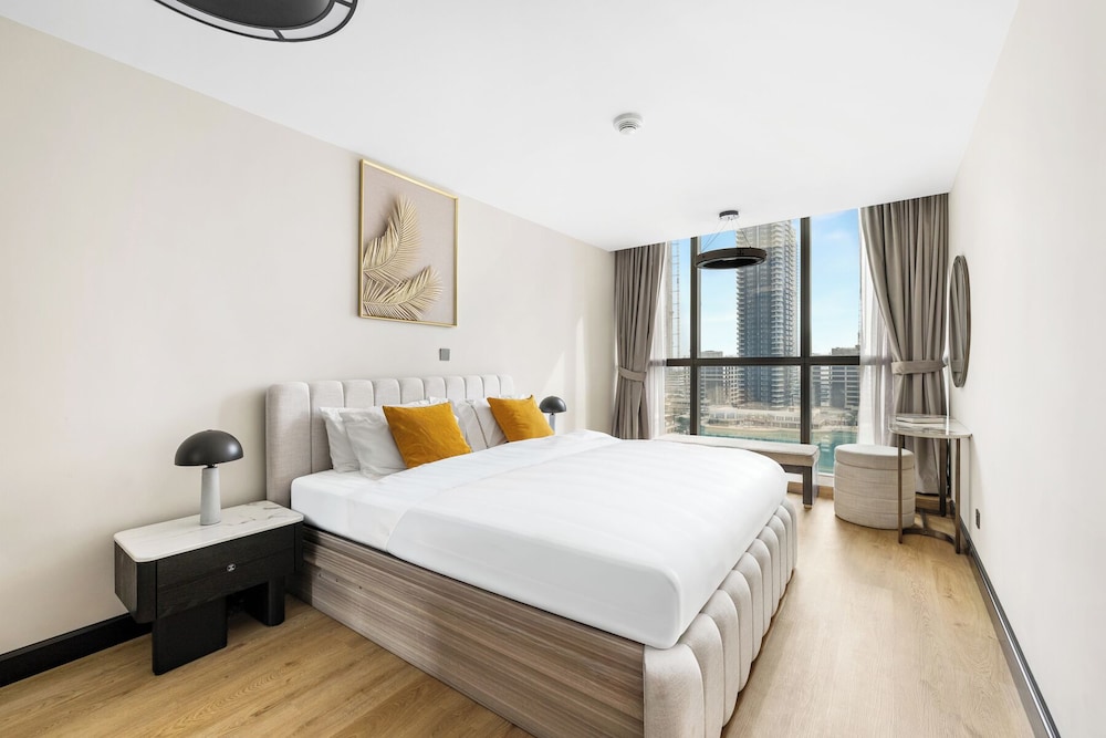 1BR by the Lake Near DMCC Metro Station