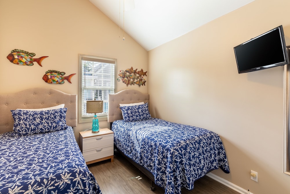 Parrot Perch by Avantstay Old Town Key West w Shared Pool Week Long Stays Only