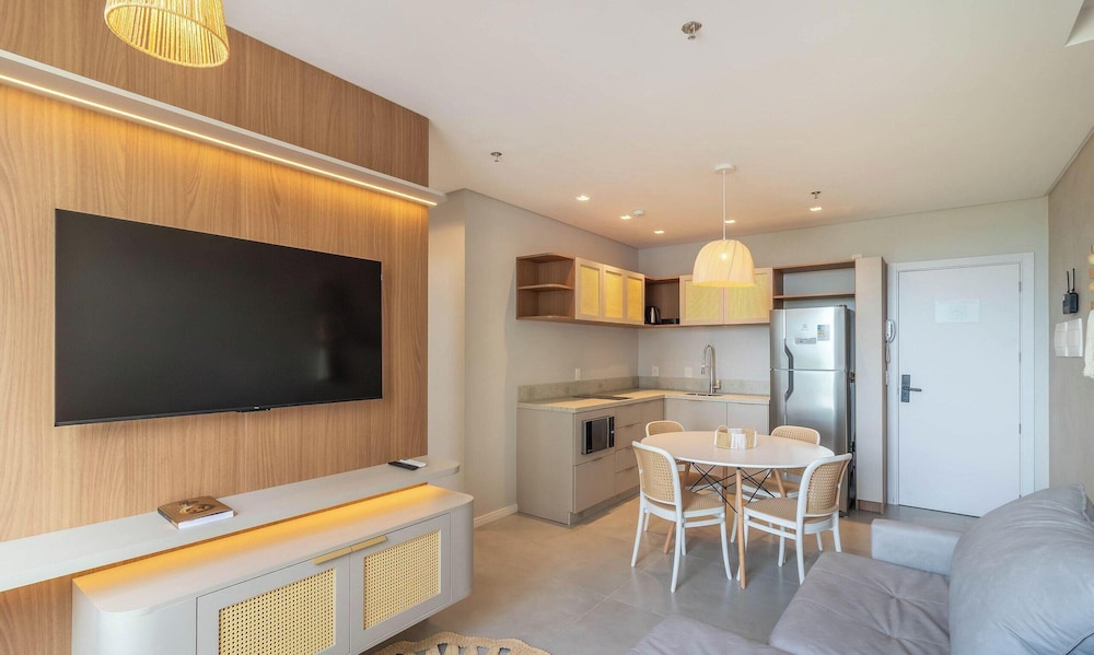 Your Exclusive Stay Just Steps From the sea in Meia Praia - FFS II