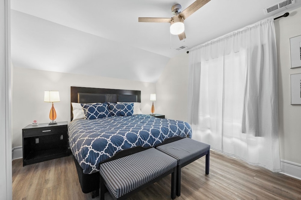 Detroit Escape: 2BR Apartment for 7 w/ Wifi