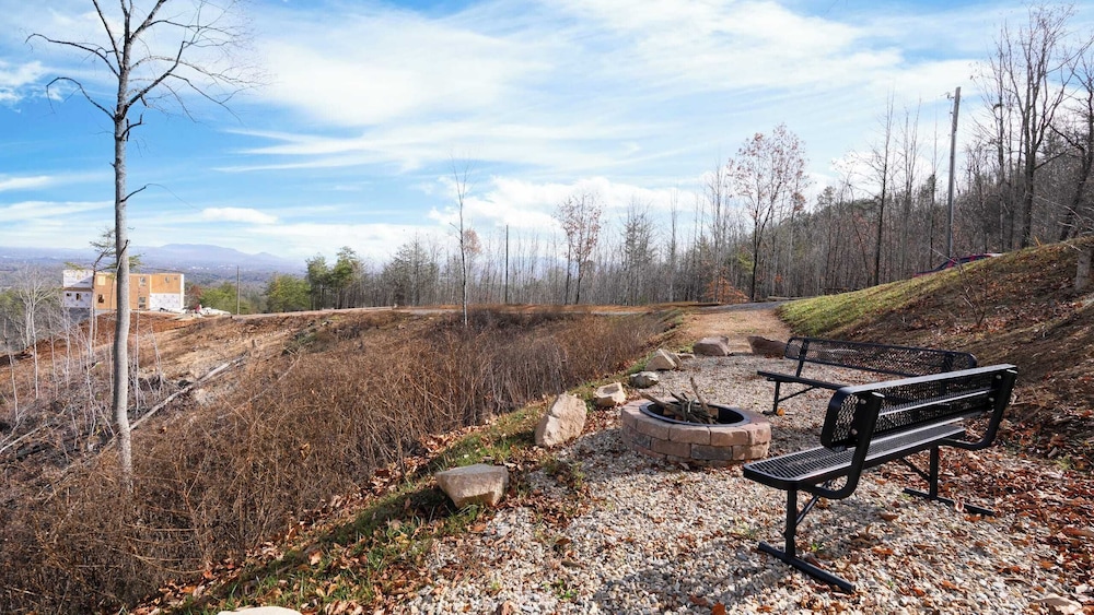 Luxury Group Retreat w/ Indoor Pool, Arcade & 56-mile Views Grand Vista Retreat