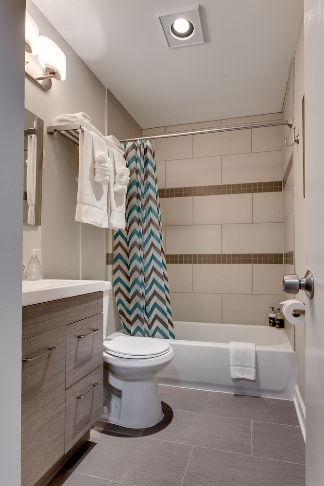 Great 6 BR/4 BA house for larger groups up to 12 by AllSet Turnover photo 5