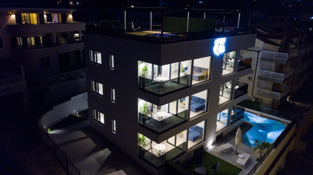 Luxury Apartments Royal M with Pool