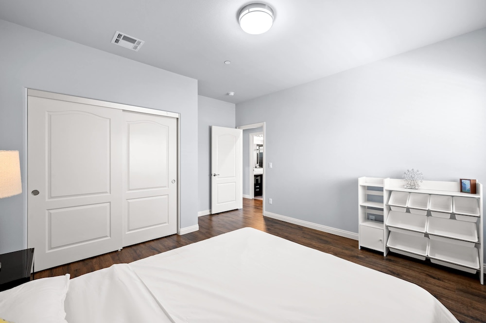 Modern Spacious Home Bright Family Group Friendly
