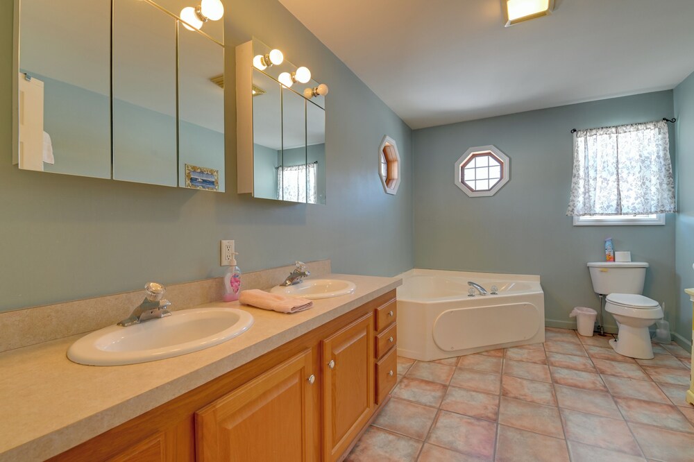 Waterfront Lake George Retreat w/ Shared Dock