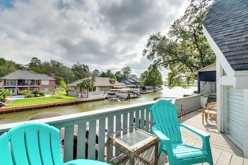 Dock & Outdoor Entertainment: Home on Lake Conroe