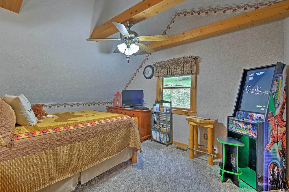 Return to Eden Cabin w/ Hot Tub: 4 Mi to Dollywood view 4