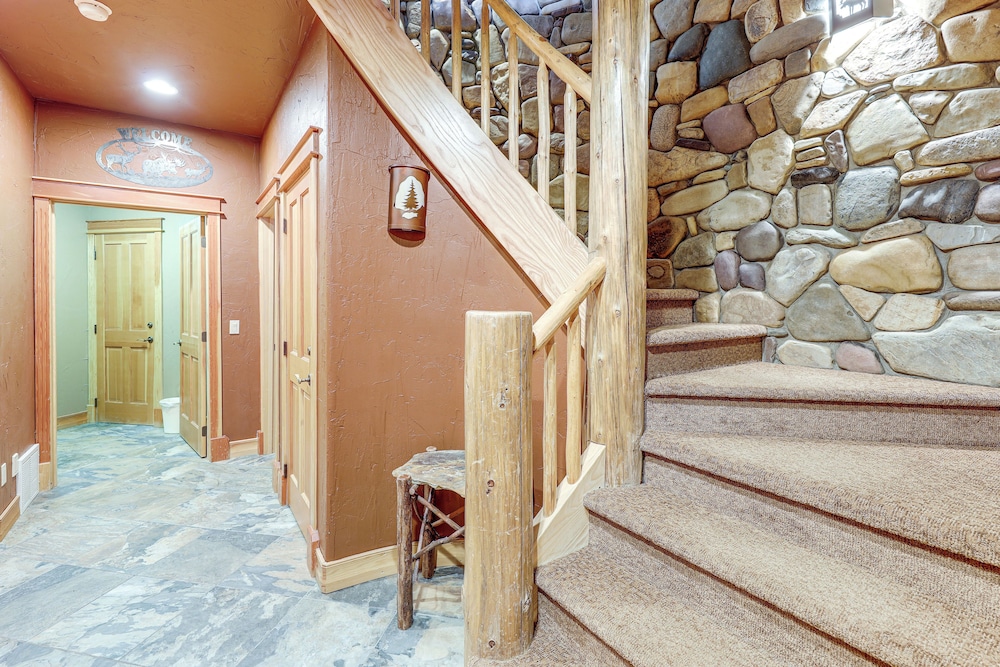 Ski-in/out, Hot Tub: Spacious Retreat in Whitefish