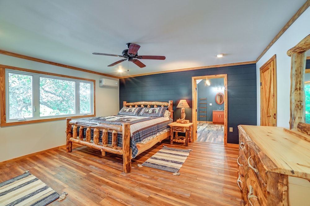 Private Lake & Dock: Log Cabin, 2 Mi to Clay!