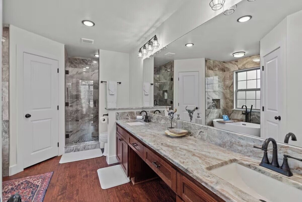 7 min to Stockyards- Cozy & Stylish Home