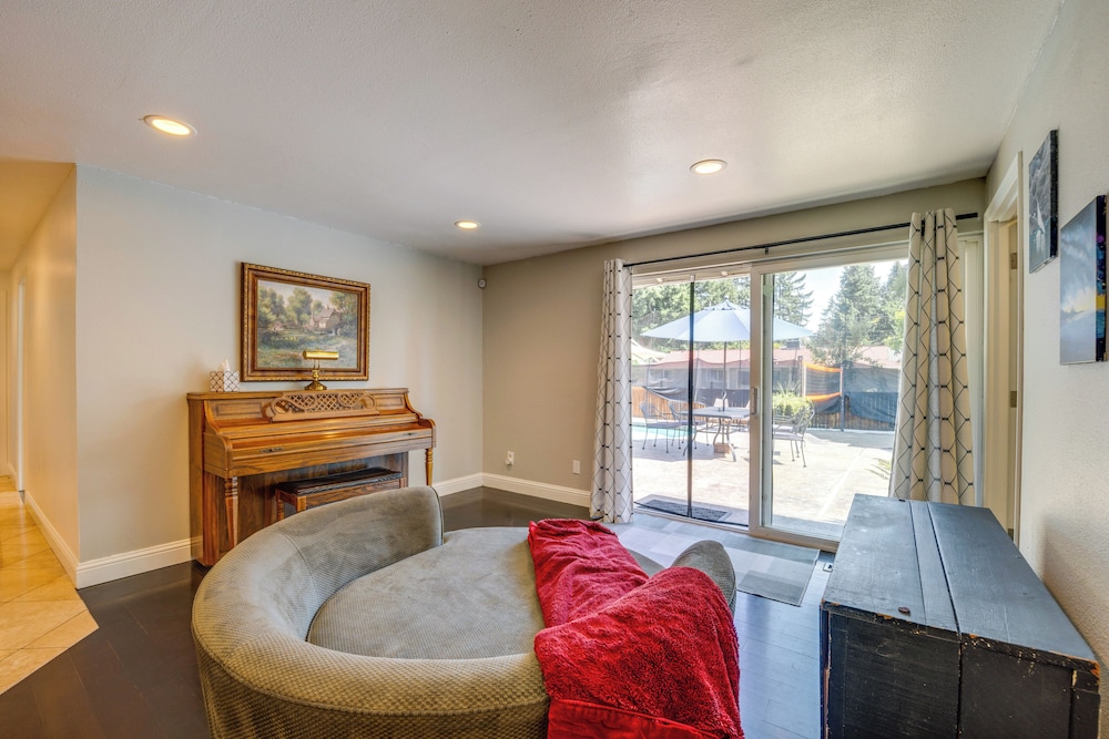 Hot Tub + Sauna: Home 8 Mi to Downtown Tacoma!