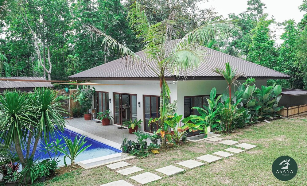 Modern Tropical 2BR Villa & Pool Retreat in Amadeo