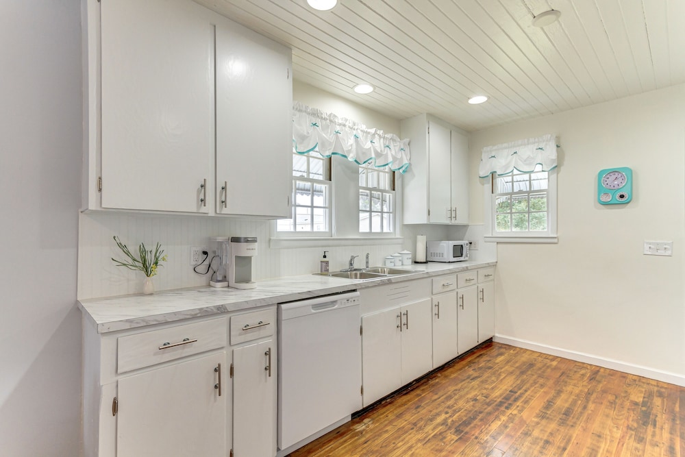 Charming Coastal Pensacola Home 1 Mi to Palafox St