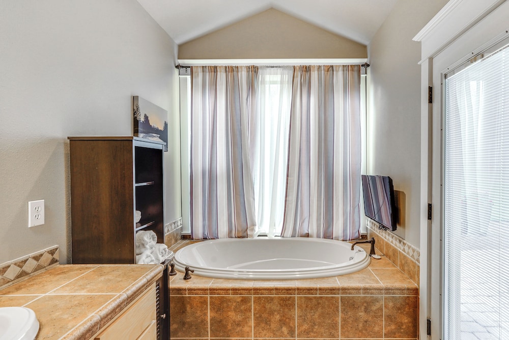 Redmond Golf Getaway - Near Smith Rock State Park!